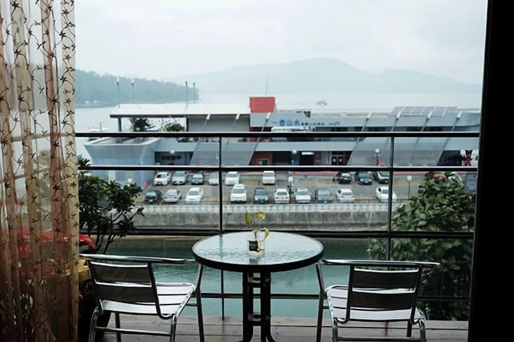 Lake View Hotel 1/47