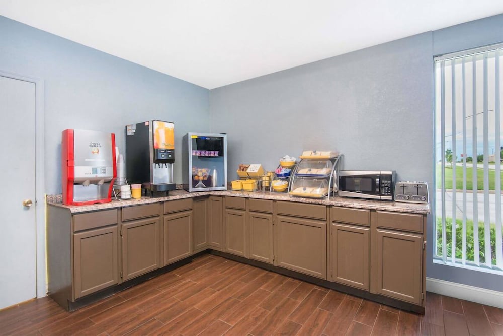 Sky-Palace Inn & Suites Wichita East image