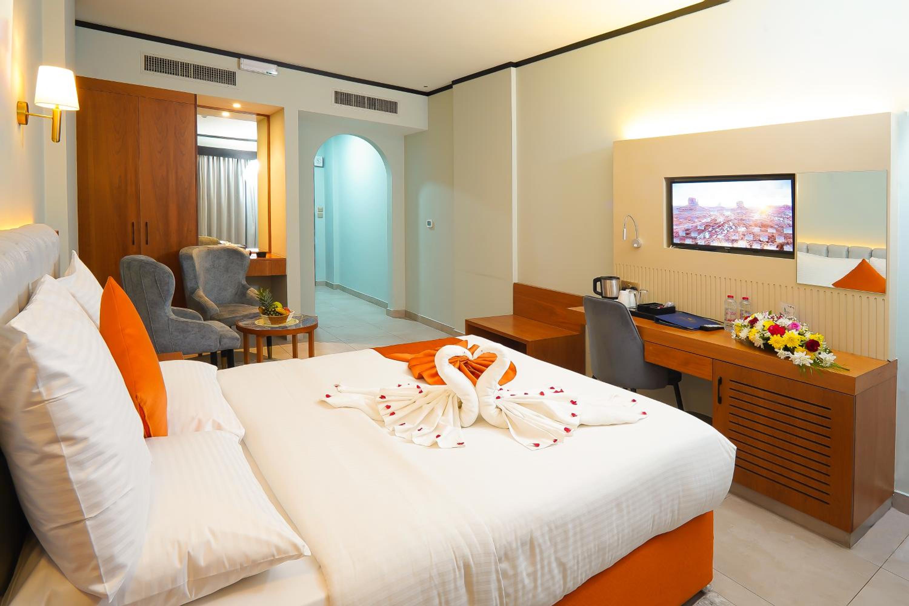 DELUXE, DOUBLE OR TWIN BED