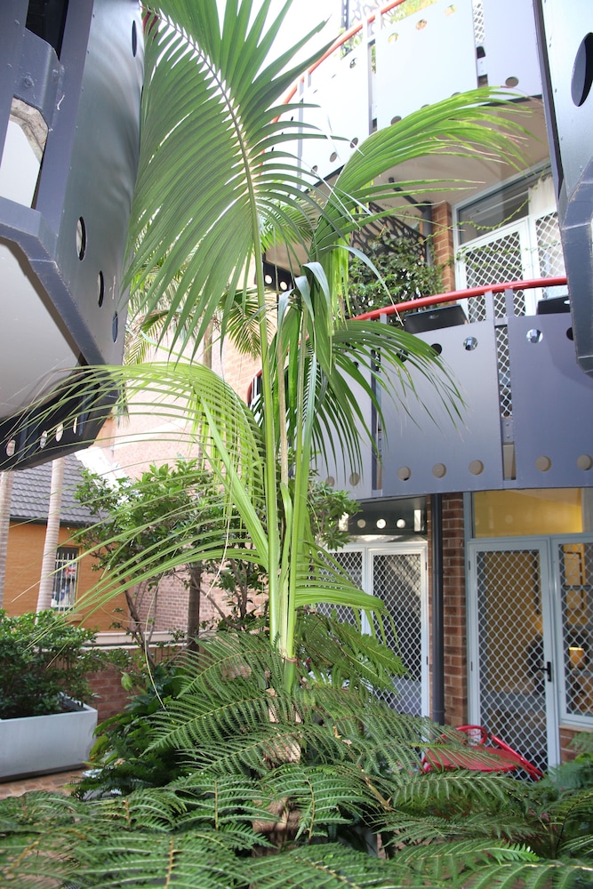 Mariners Court Hotel 52/55