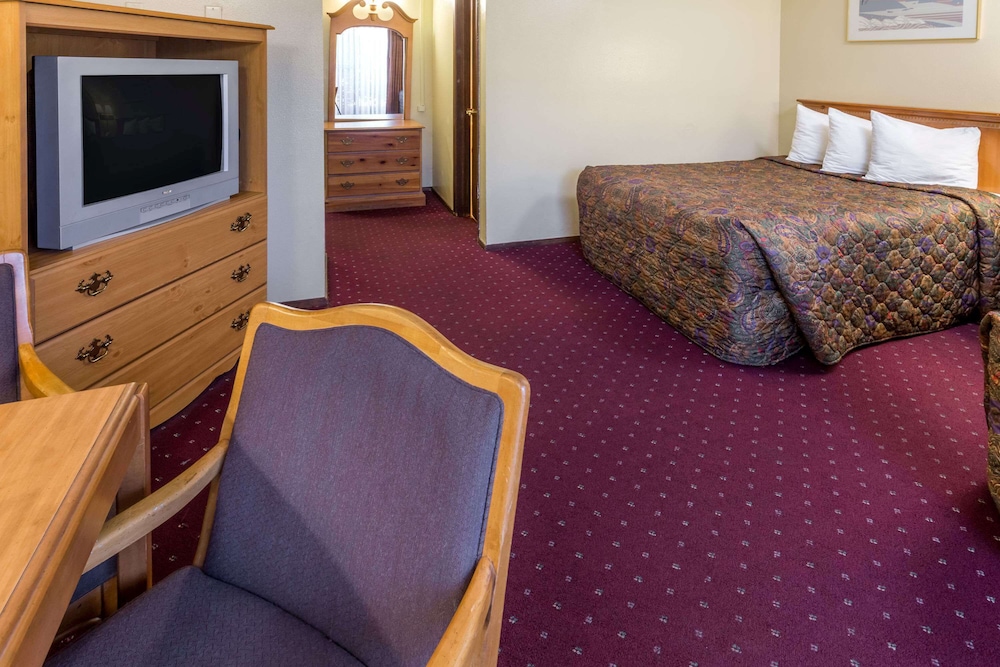 Days Inn By Wyndham Medford 9/22