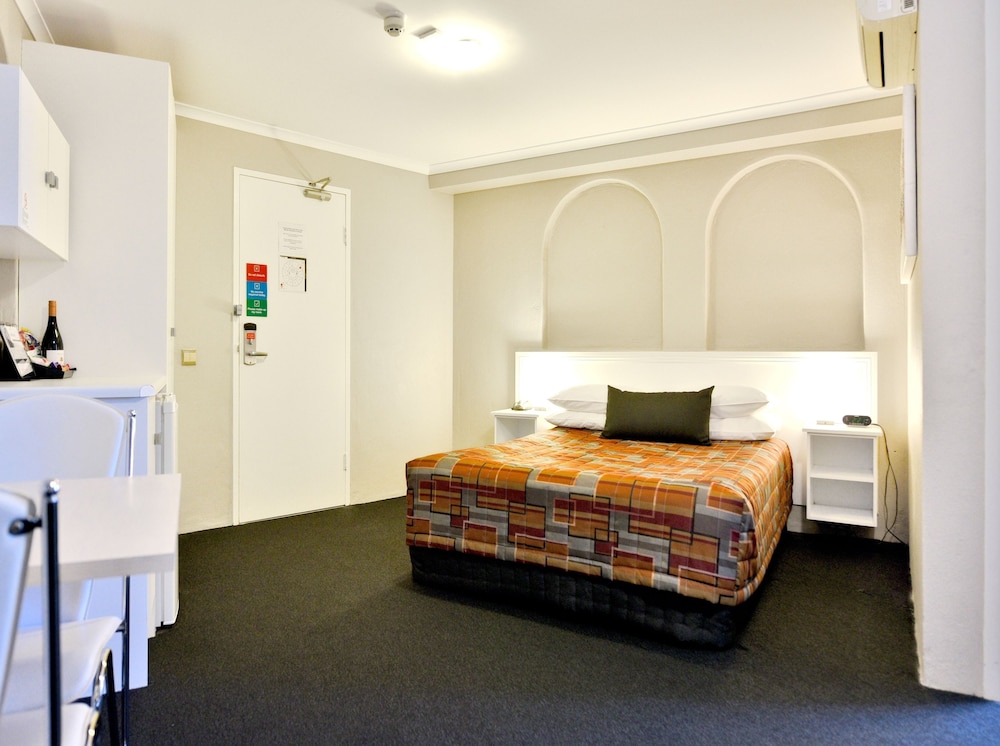 Atlantic Tower Motor Inn 26/45