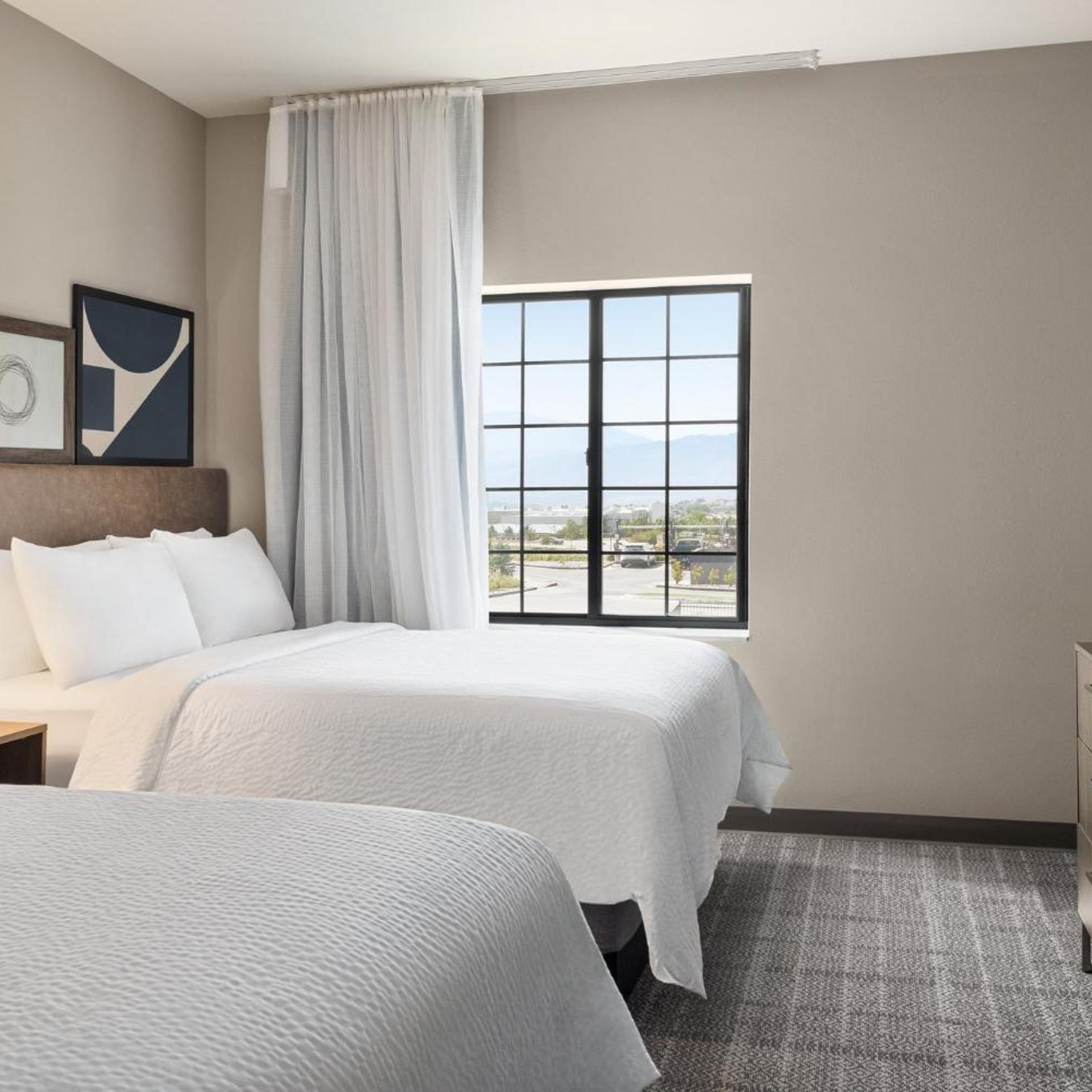 2 Bedrooms, Suite, Mountain View