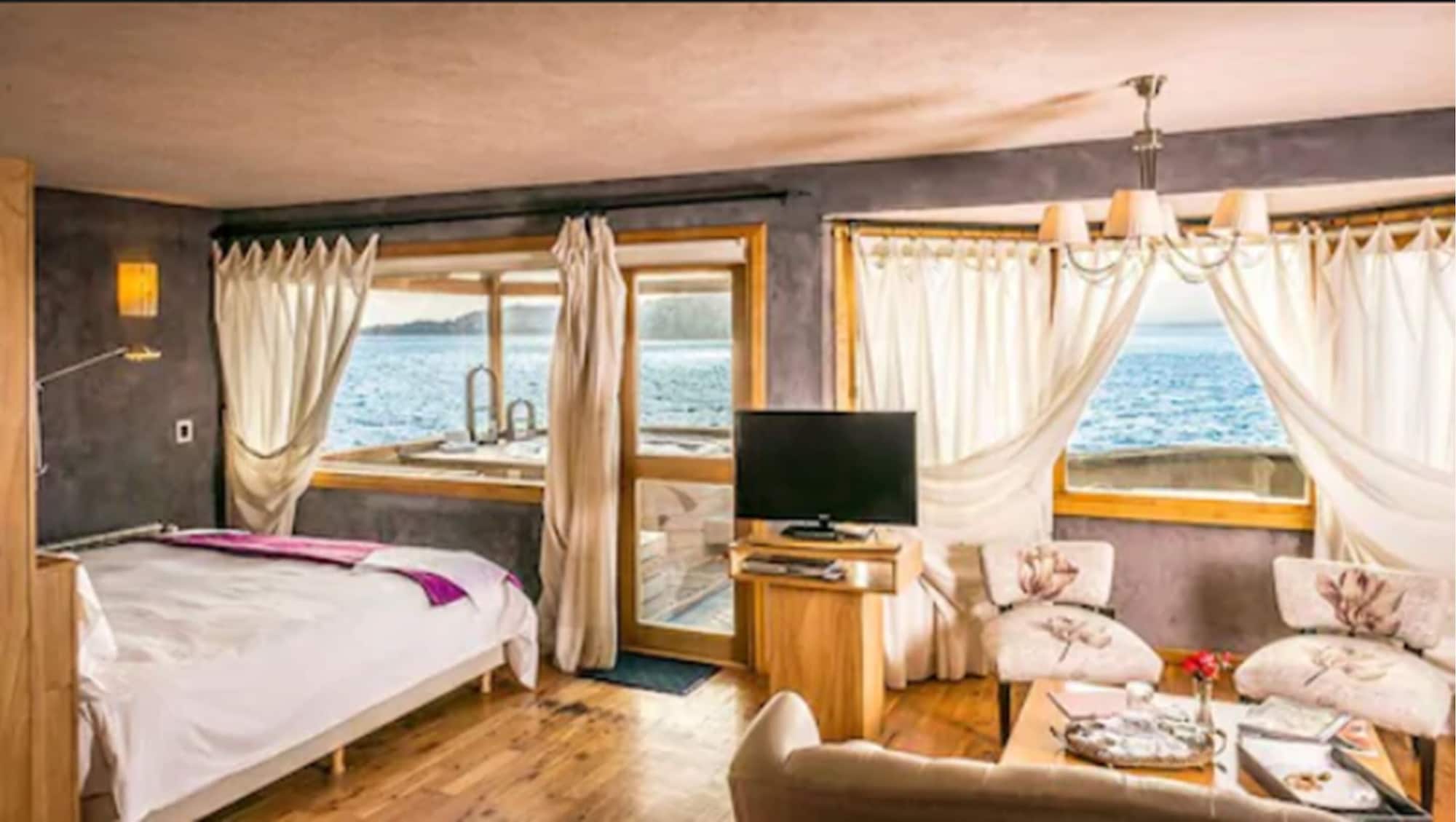 SUITE, LAKE SIDE