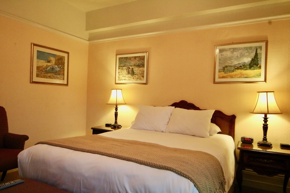 Cornell Hotel de France 4/38