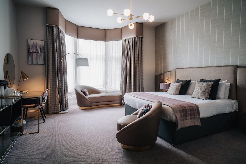Number 10 Hotel 23/42