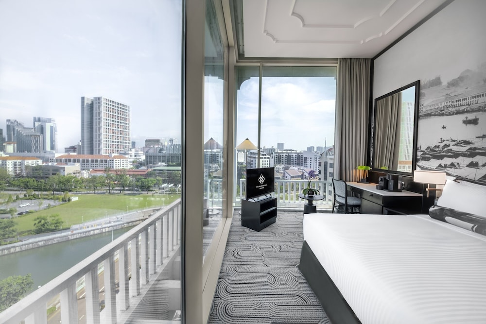 غرفة بانورامية بسرير كوين بإطلالة على النهر مع دخول صالة النادي، Novotel Singapore Robertson Quay 2/4