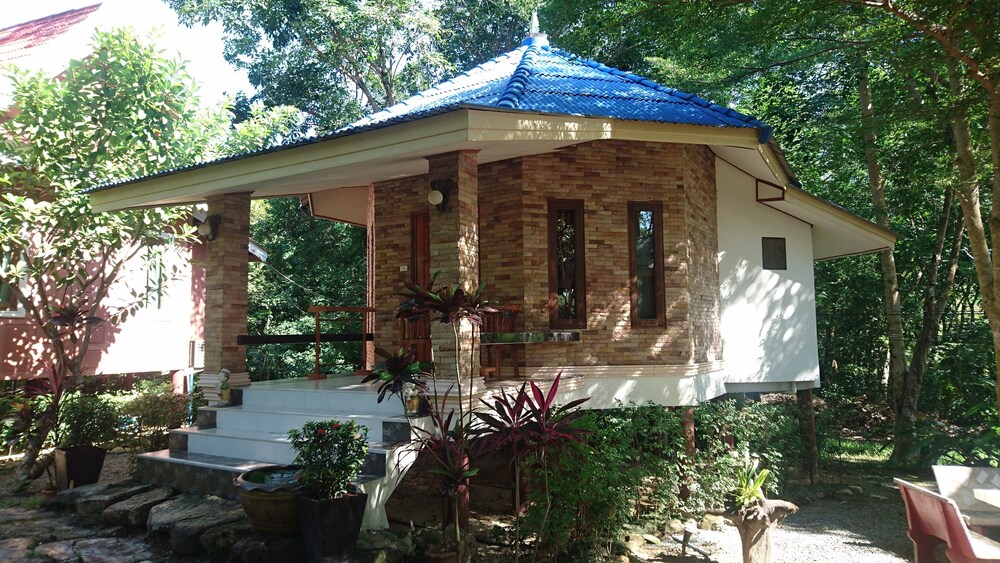 Macura Resort 6/75