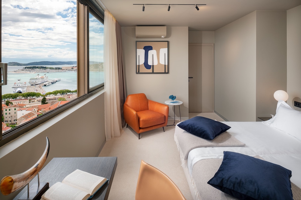 Hotel Royal Suites 44/73