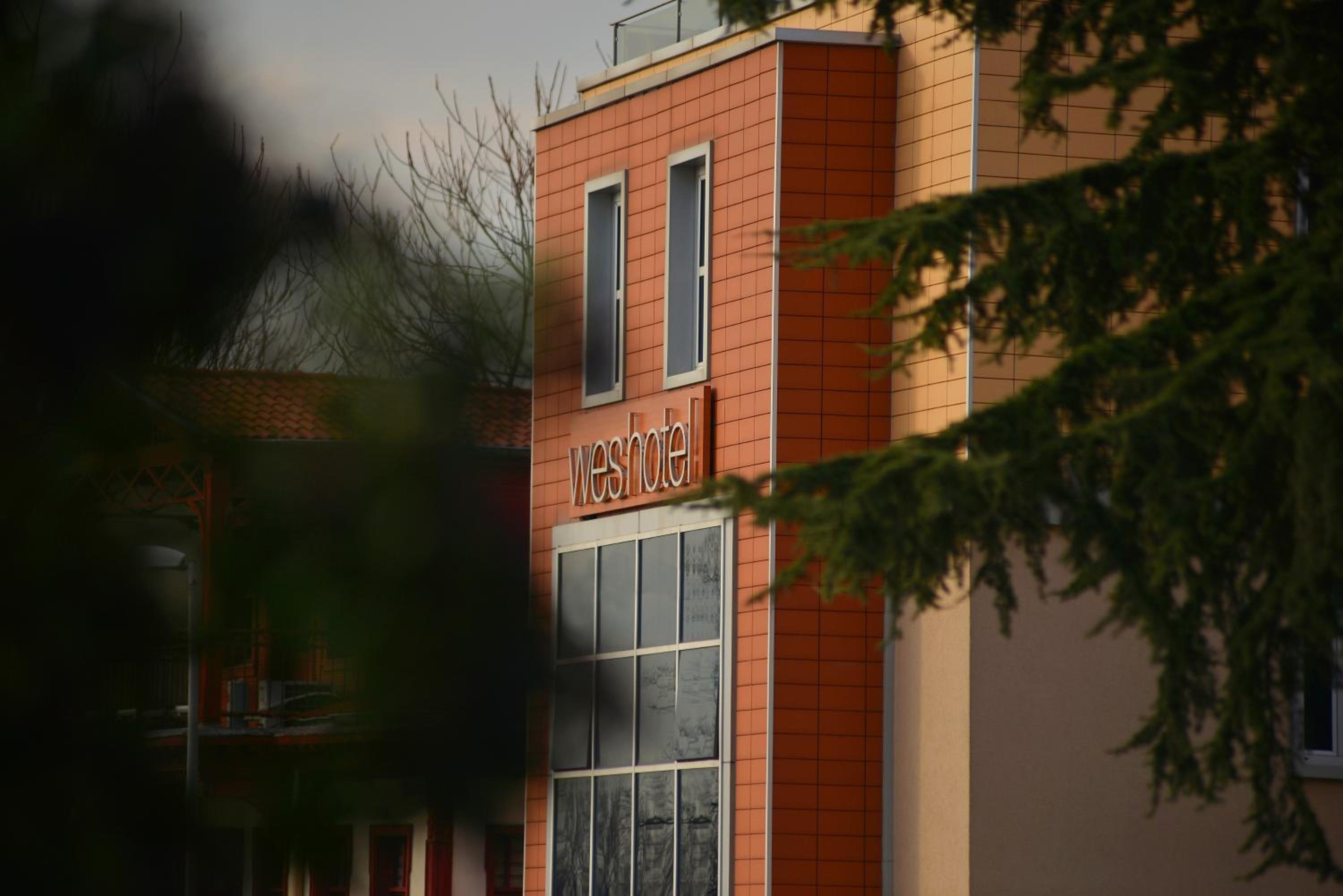 Wes Hotel 51/55