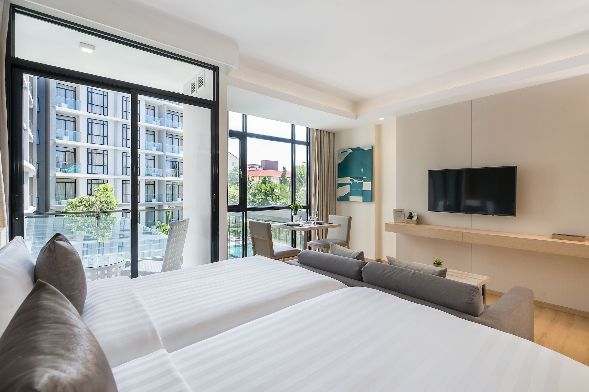 DELUXE, TWIN BEDS, POOL VIEW