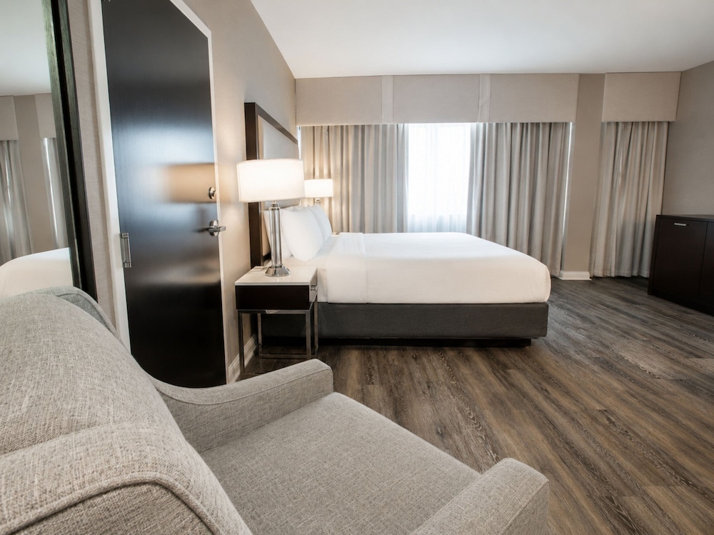 جناح بسرير كينج بمنطقة جلوس، Holiday Inn Wilmington 5/7