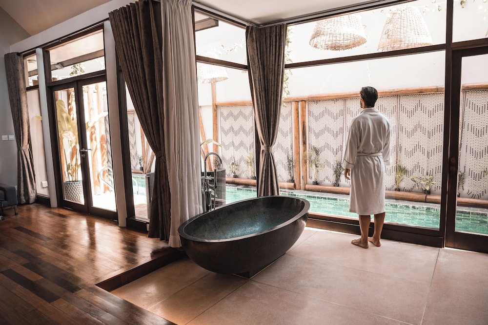 HERITAGE SUITES HOTEL 34/73