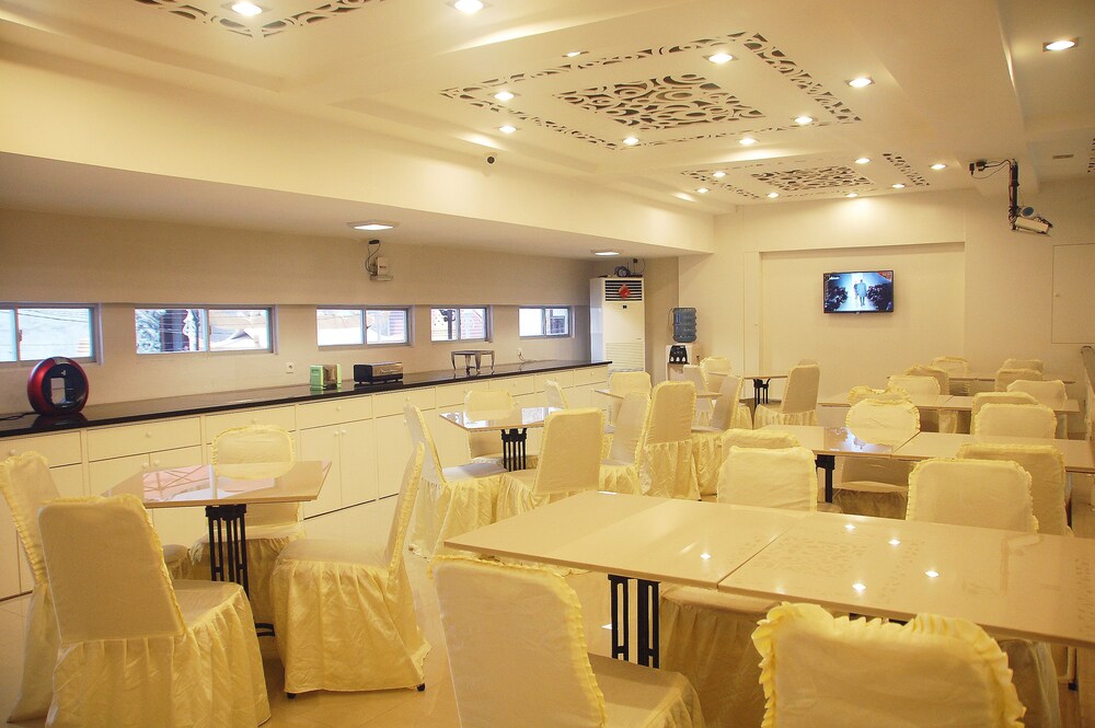 Gandhi Inn 31/45