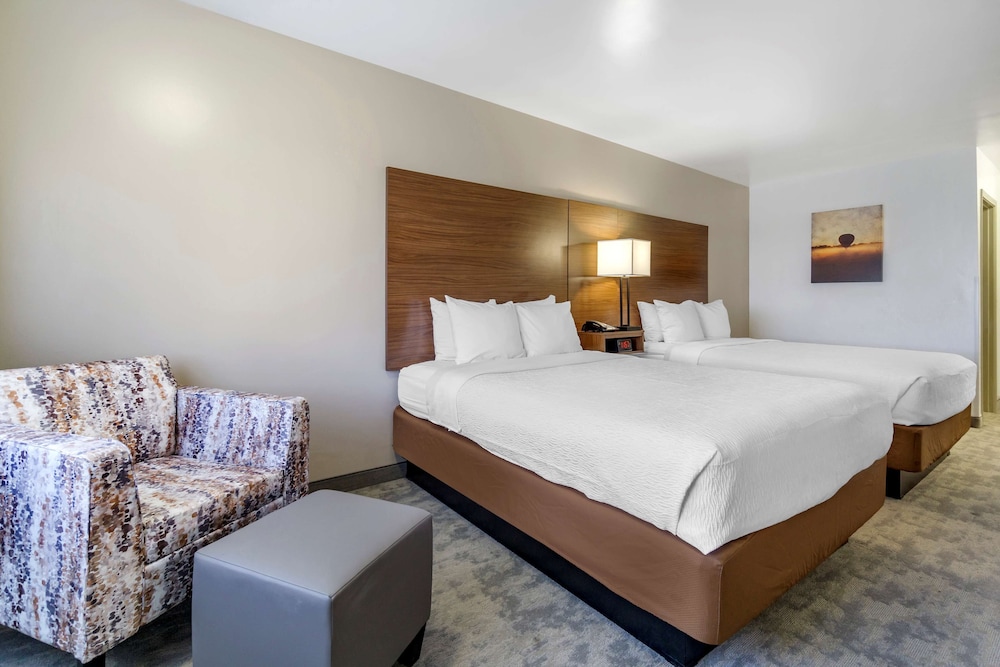Best Western Plus Lake Front Hotel 13/51