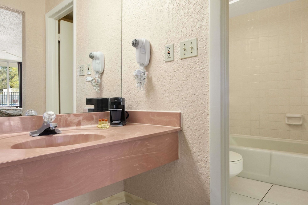 Days Inn by Wyndham Fort Pierce Midtown 24/55
