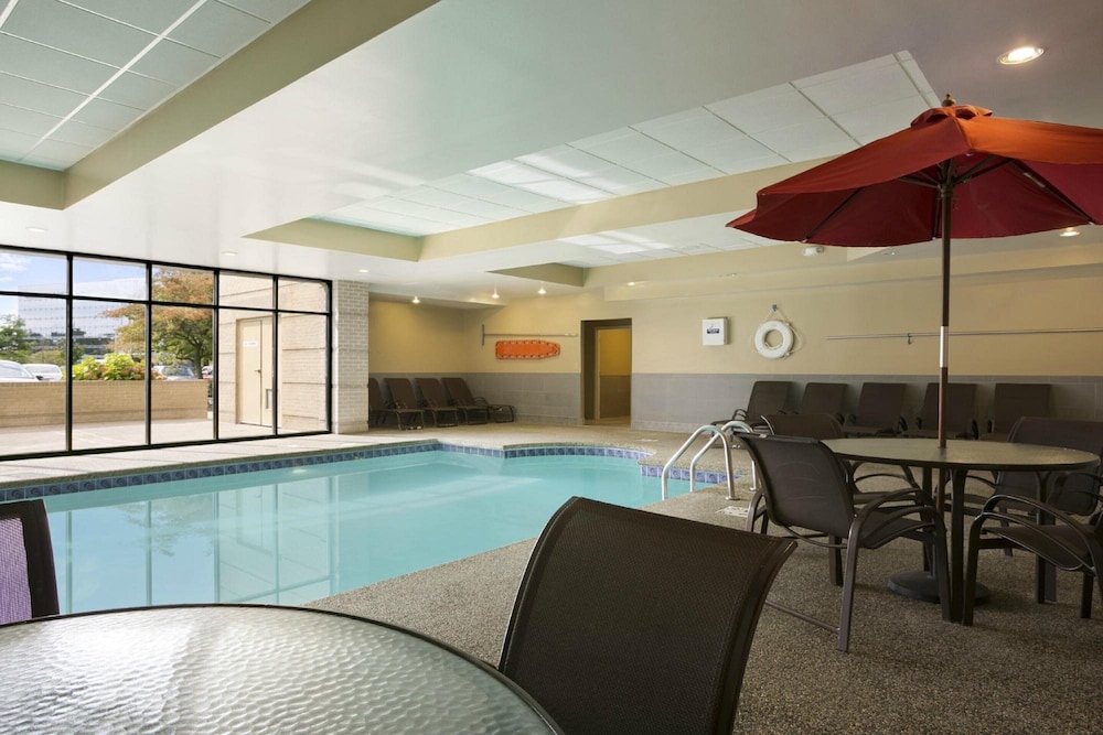 Embassy Suites by Hilton Cleveland Beachwood 6/55