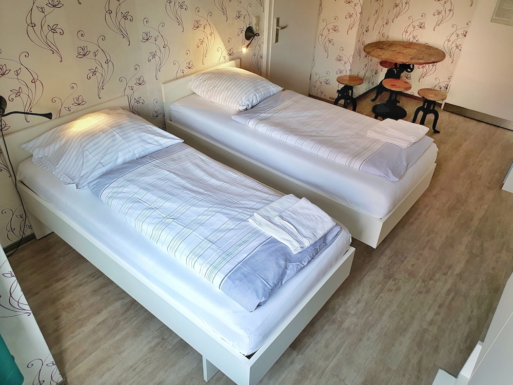 B & L Hostel 6/50