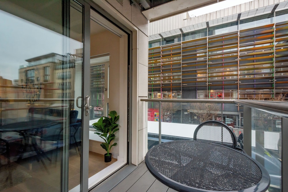 Avant Garde Apartments By Squa.Re 5/43