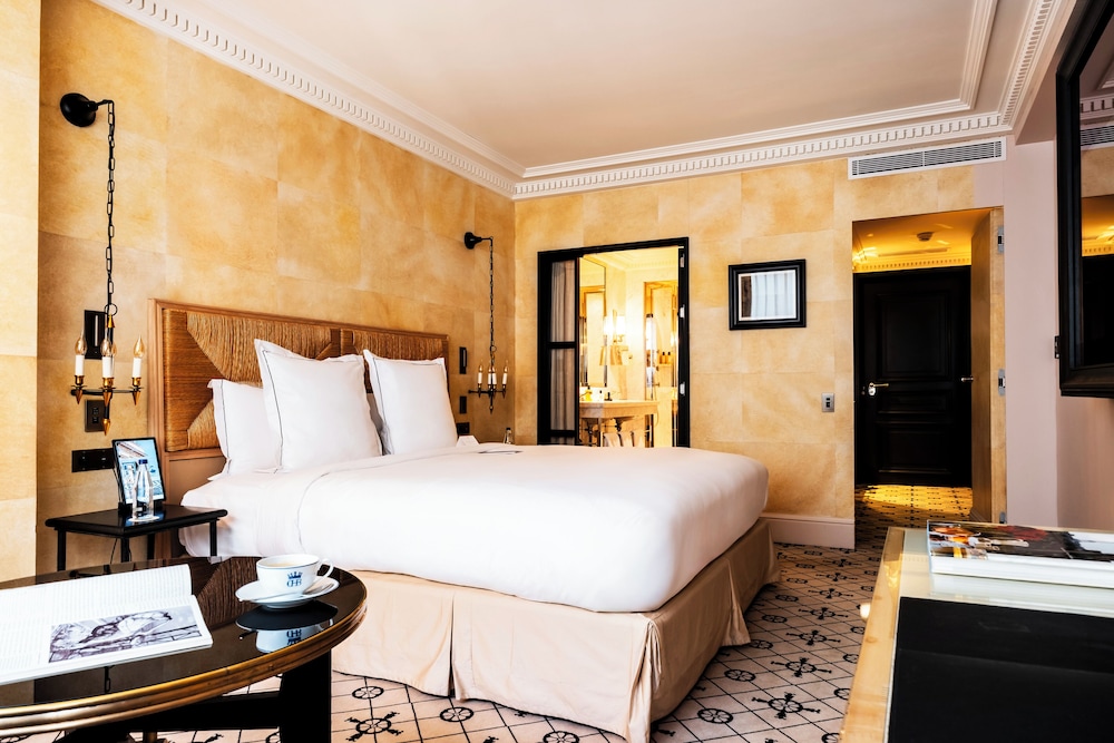 DELUXE, KING BED