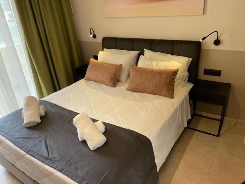 DOUBLE ROOM DELUXE