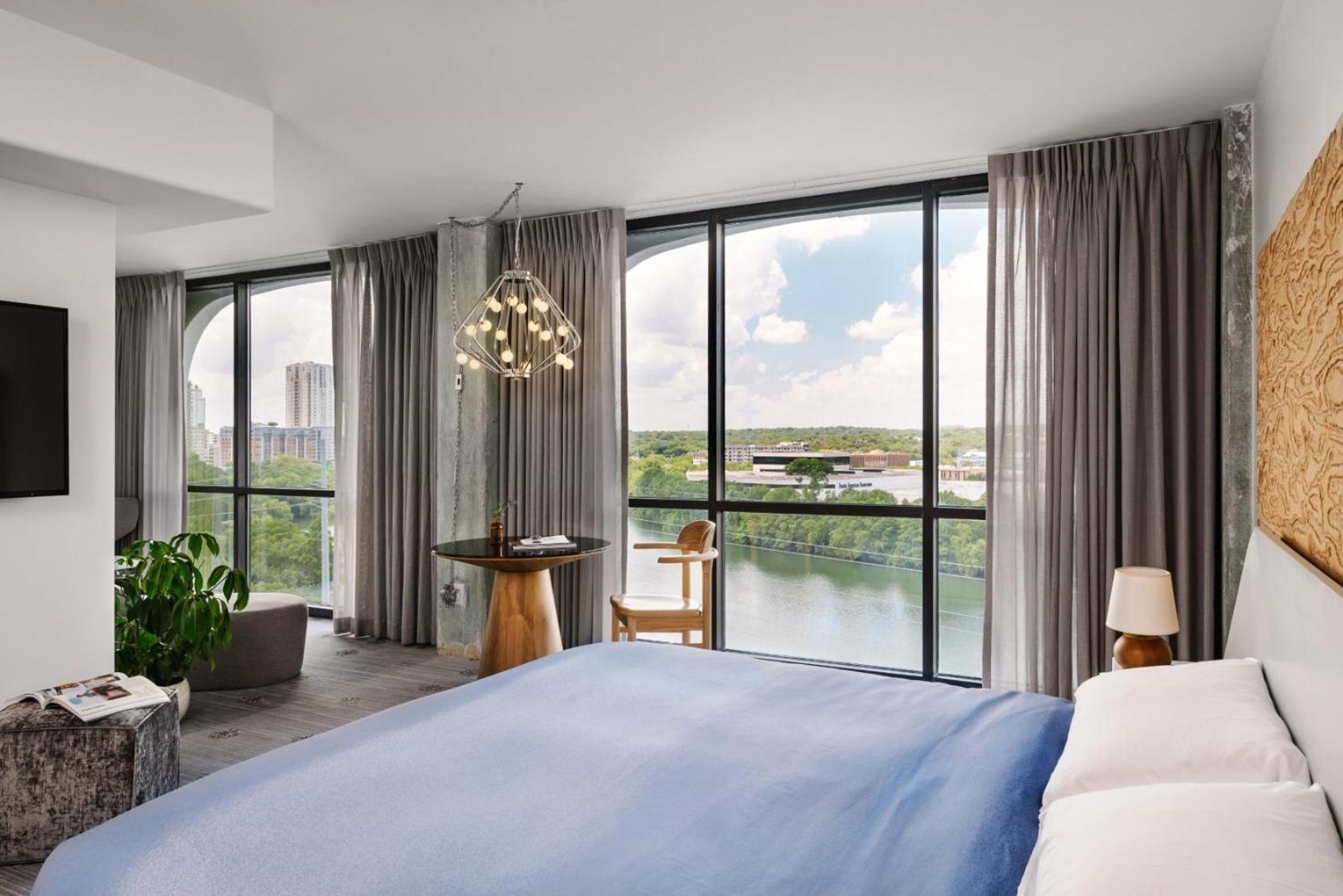 TOWN LAKE, STUDIO, SUITE