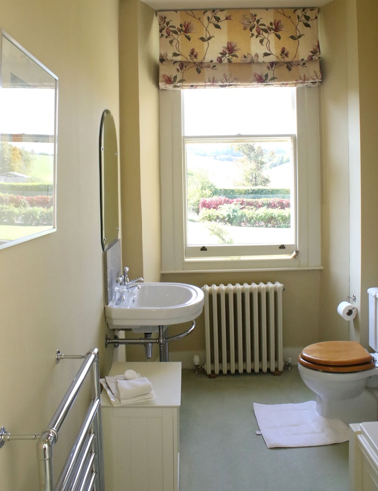 Aylworth Manor 12/50