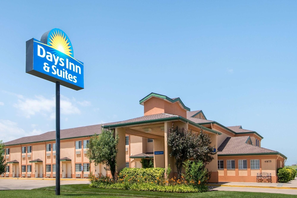Days Inn & Suites By Wyndham Wichita 1/18
