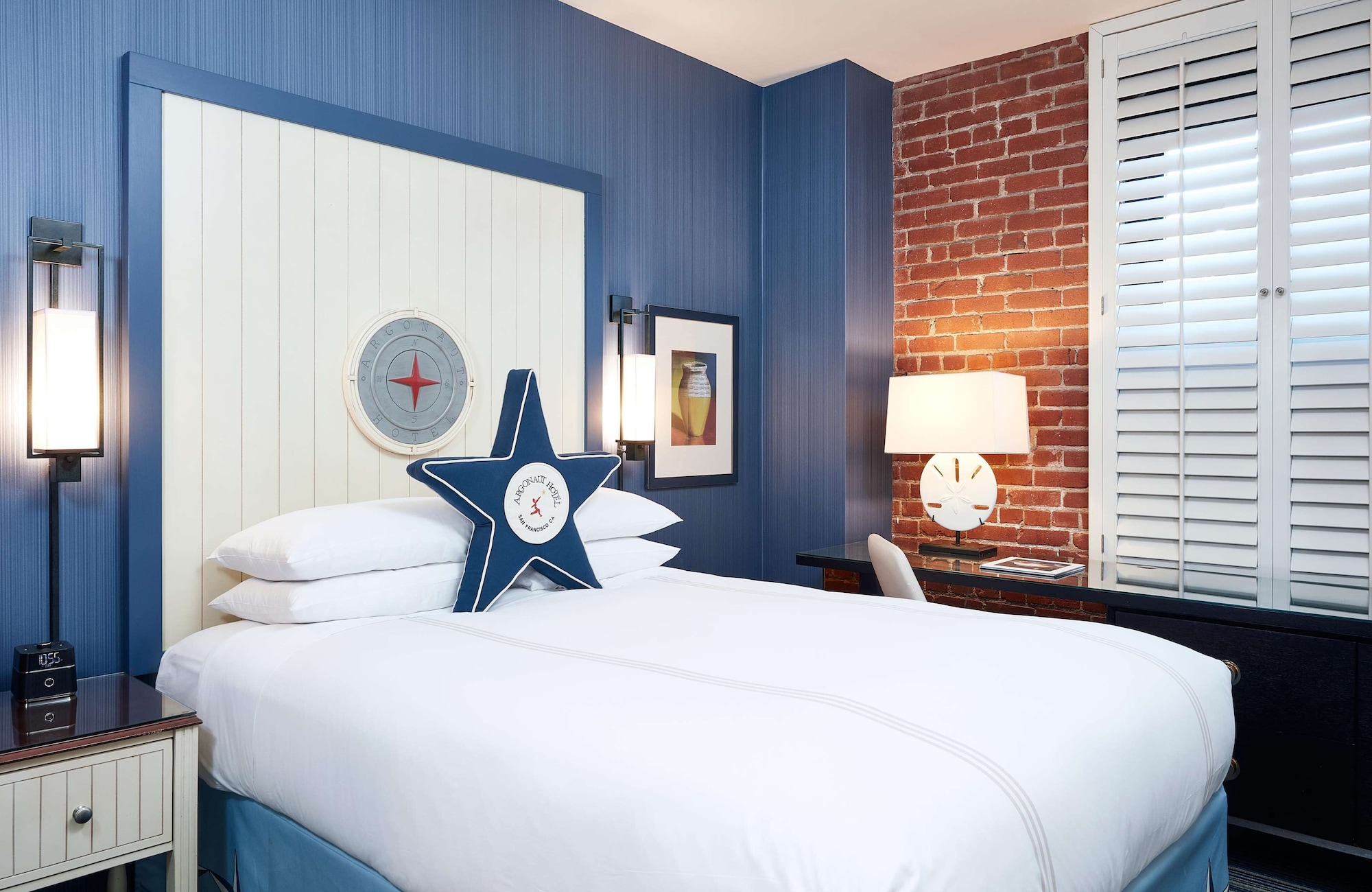INTERIOR, COURTYARD, QUEEN BED