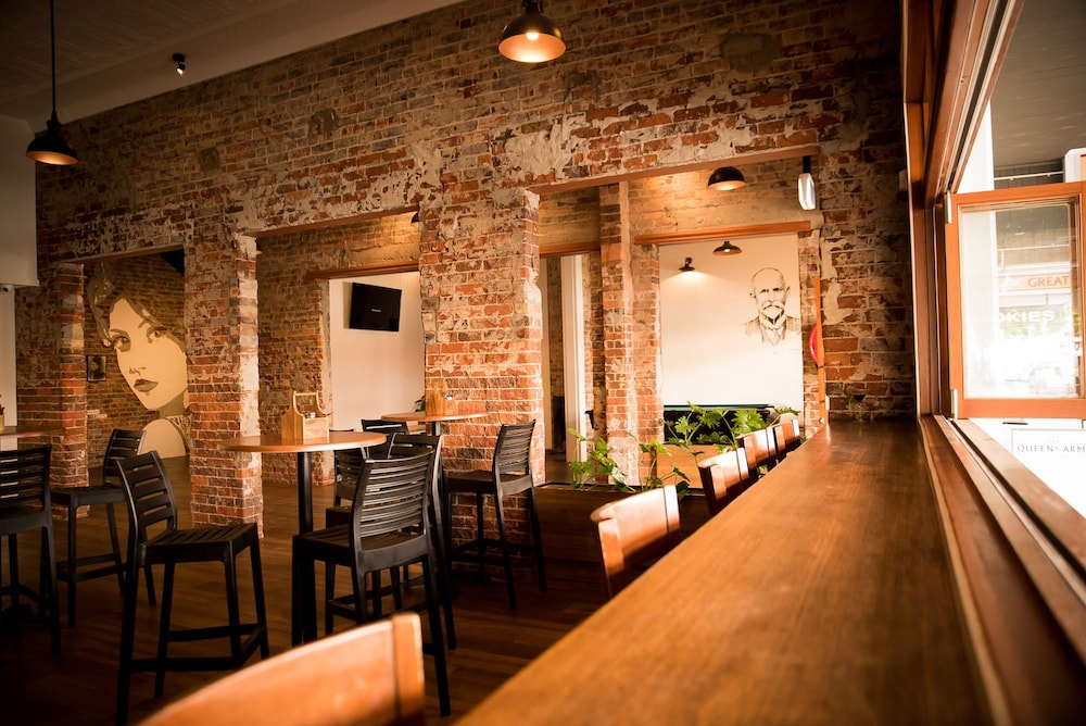 Queens Arms Hotel 31/41