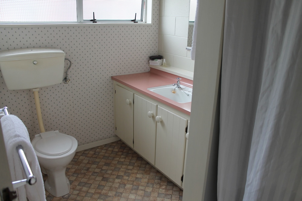 Riverview Motel 52/56