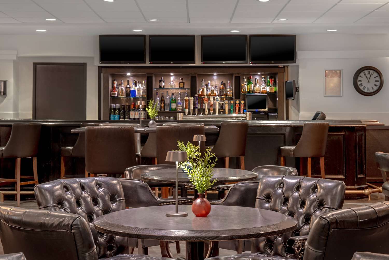 Ramada Plaza By Wyndham Calgary Downtown 33/65