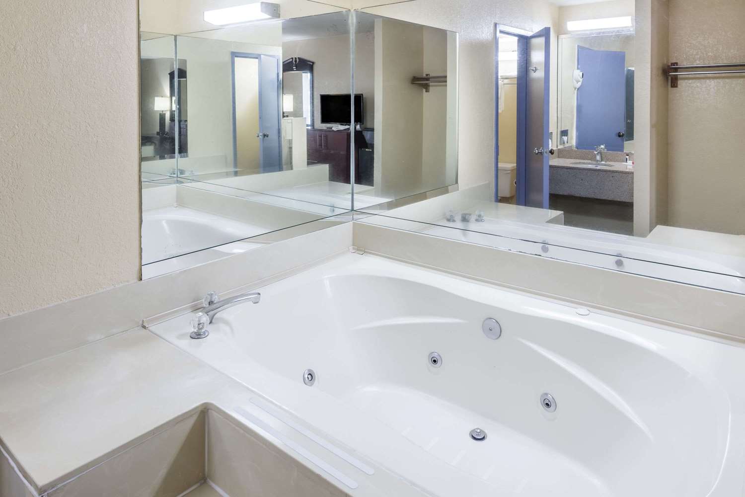 Days Inn by Wyndham Walterboro, SC 15/16