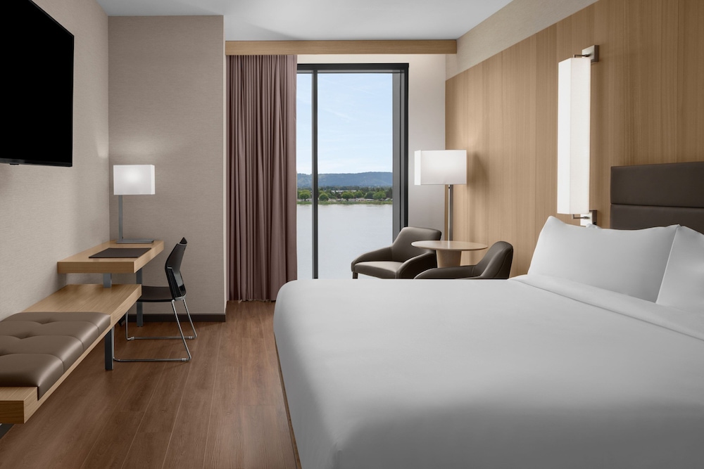 Room, King Bed, Partial River View, Accessible