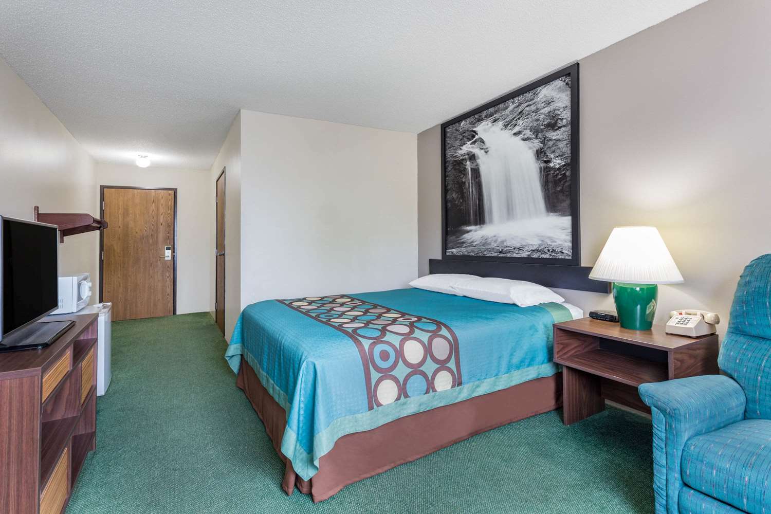 Super 8 by Wyndham Reedsburg 4/36