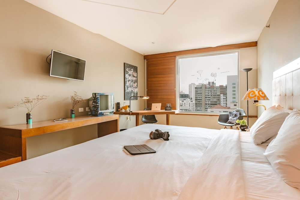 Art, Queen Bed