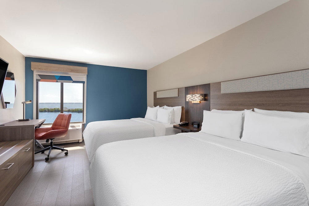 Holiday Inn Express Hotel Suites Tampa Rocky Point Island 24/71