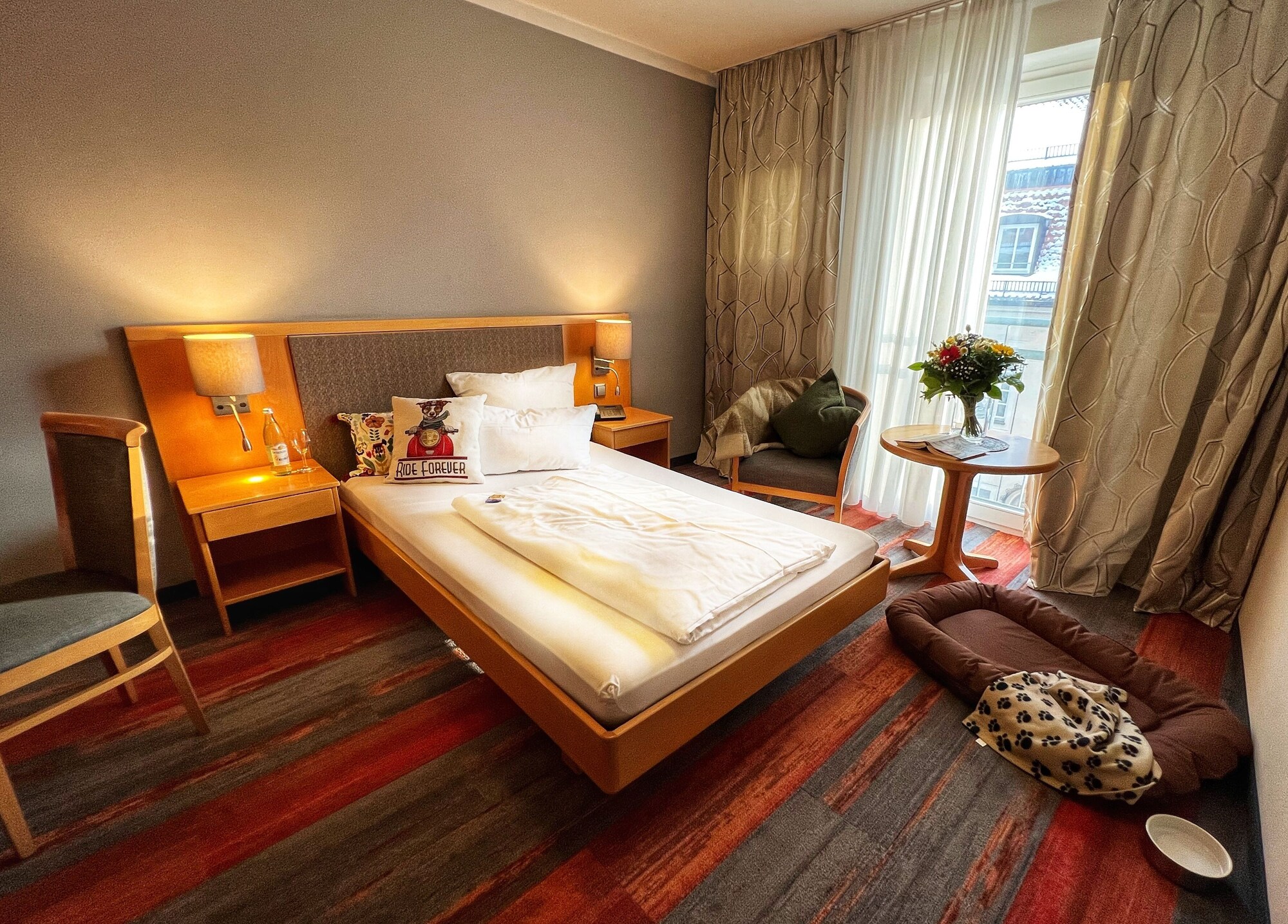 ROOM, SINGLE