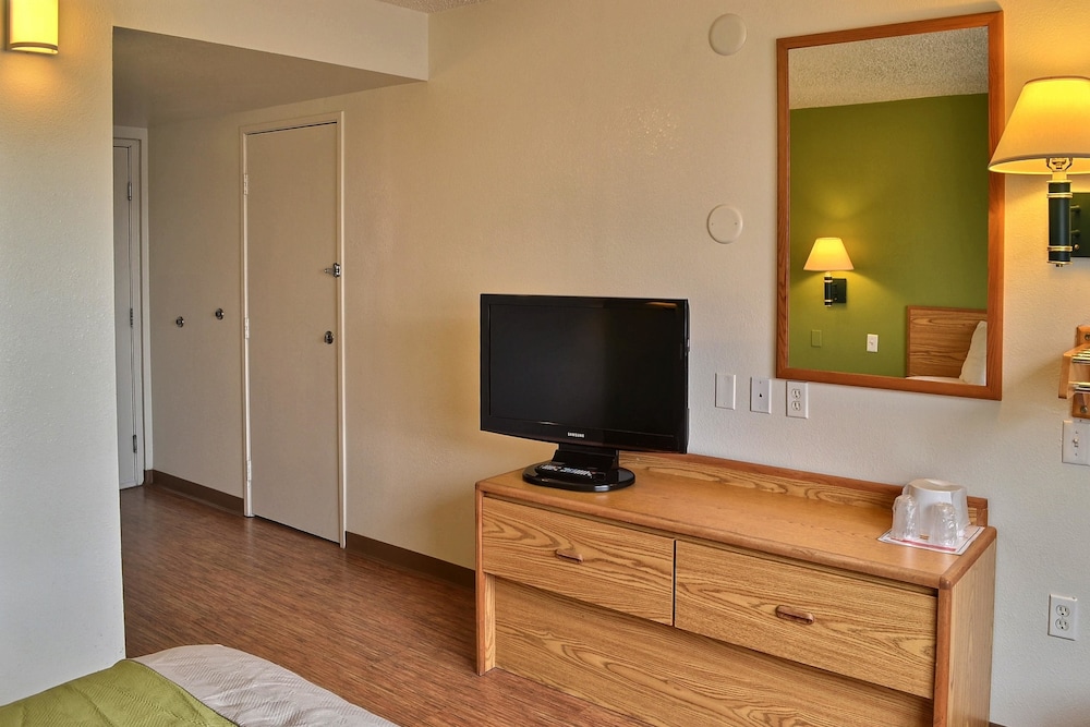 Motel6 Billings, MT - North 35/50