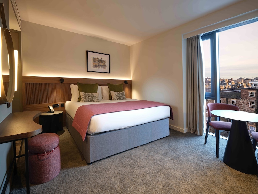 ROOM, DOUBLE OR TWIN BED