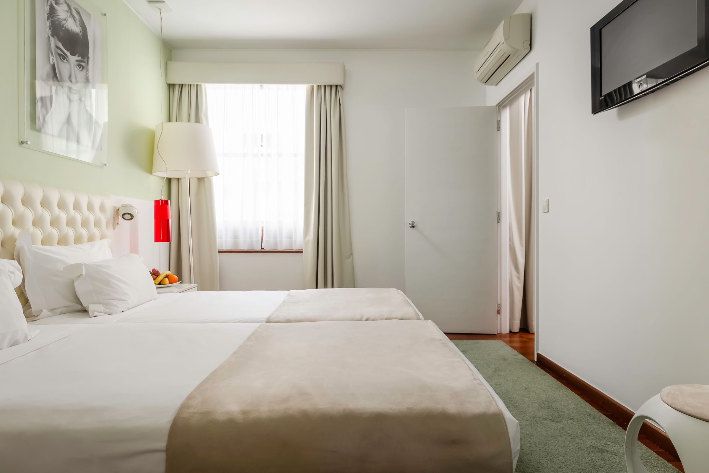ROOM, SINGLE