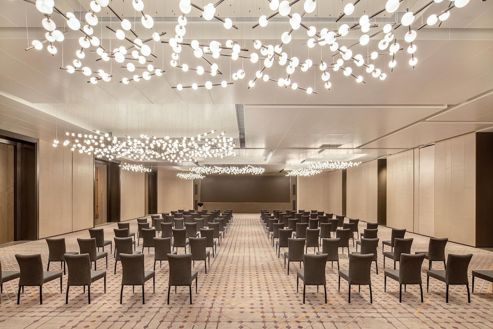 Crowne Plaza Qingdao Jinshui 68/84