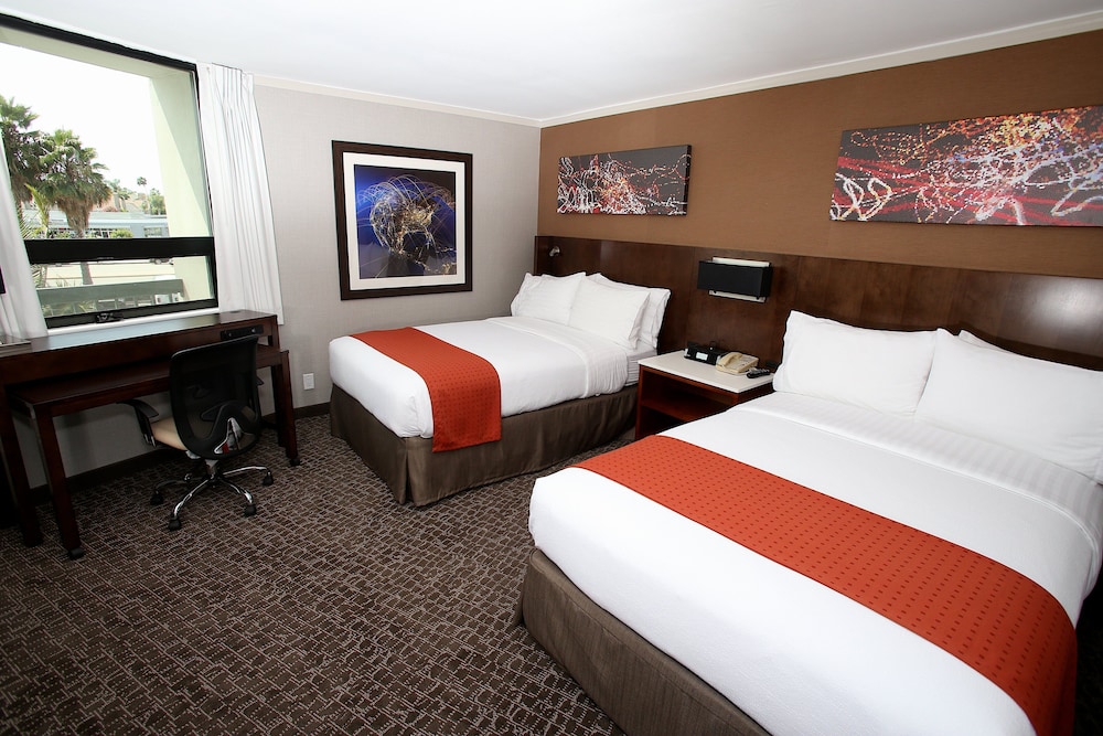 Holiday Inn Long Beach Airport 28/69