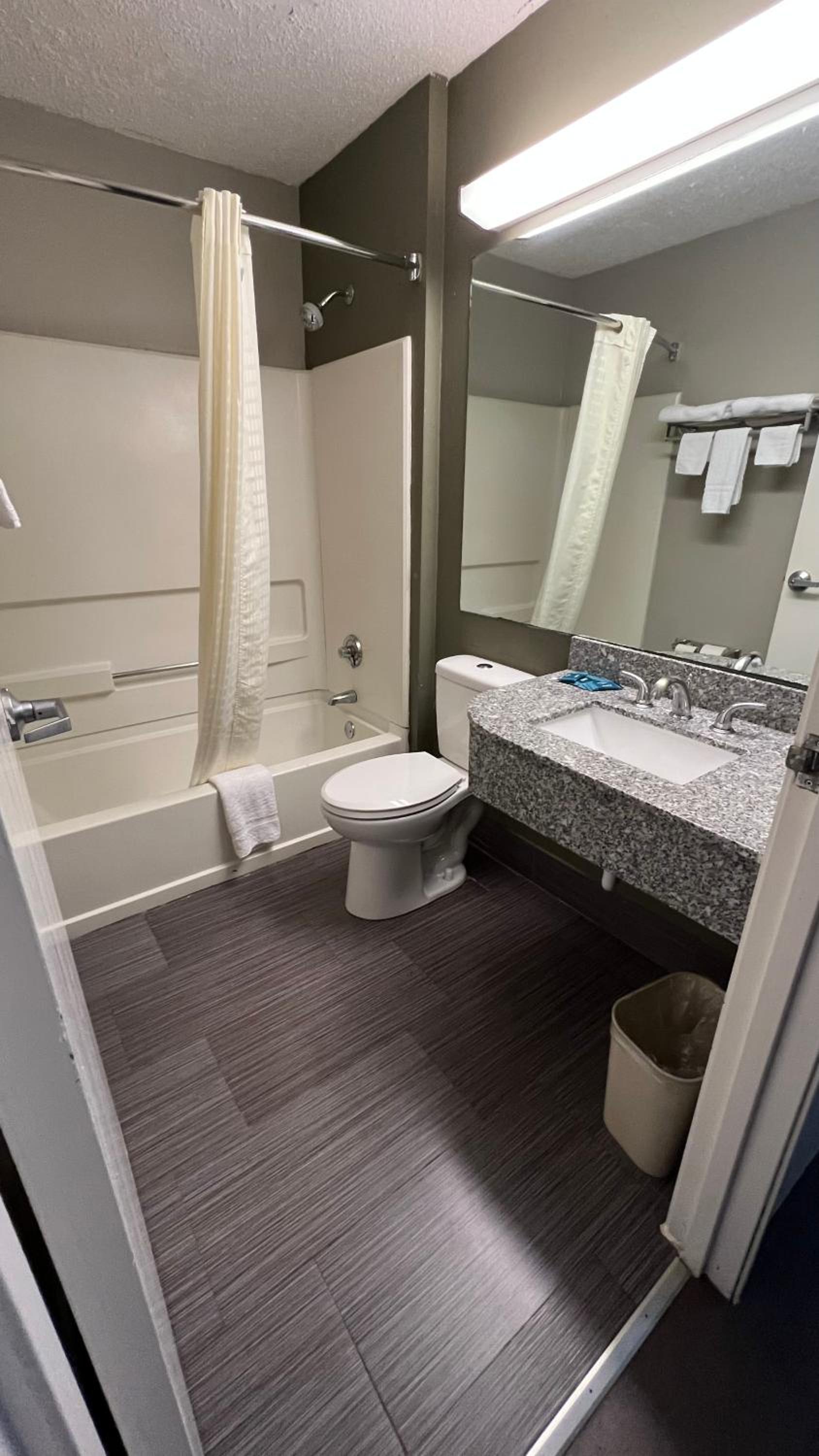 جناح بسرير كوين، Americas Best Value Inn & Suites Jackson, TN 5/5