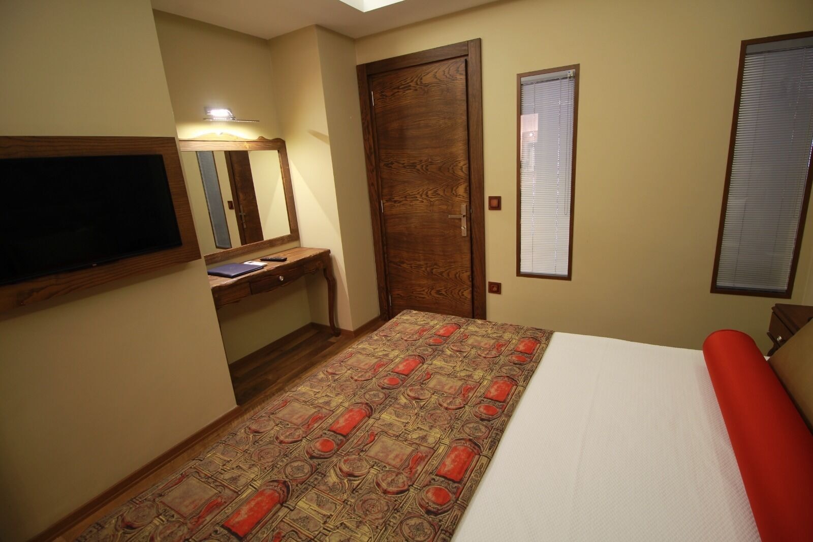 BUSINESS, SUITE