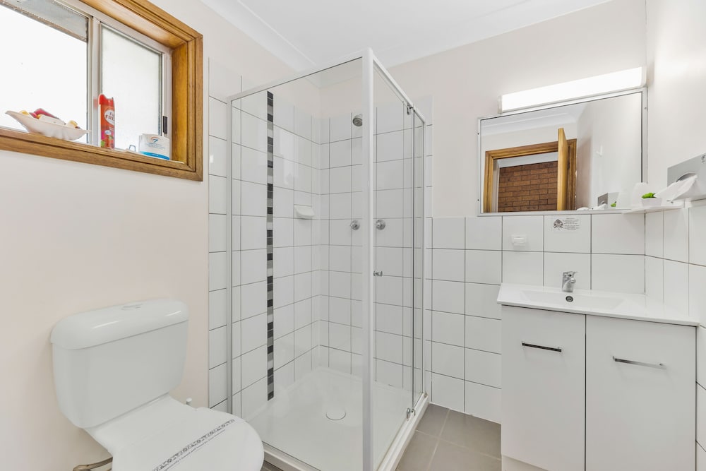 CASTLREAGH MOTOR INN 50/50