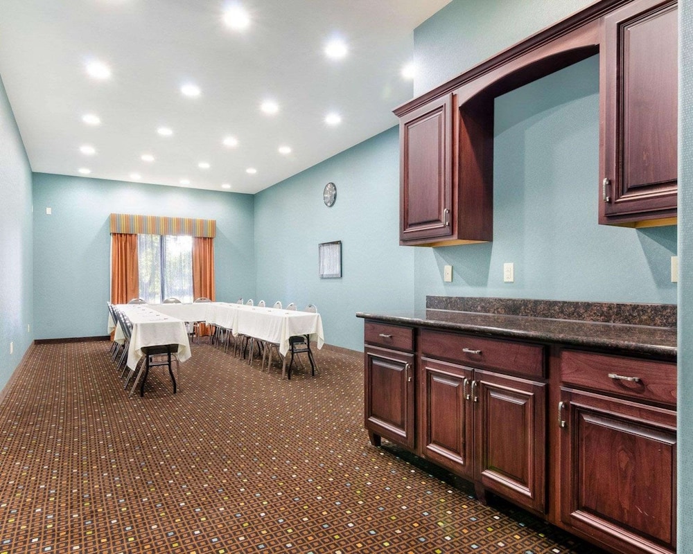 Comfort Suites Topeka Northwest 32/32