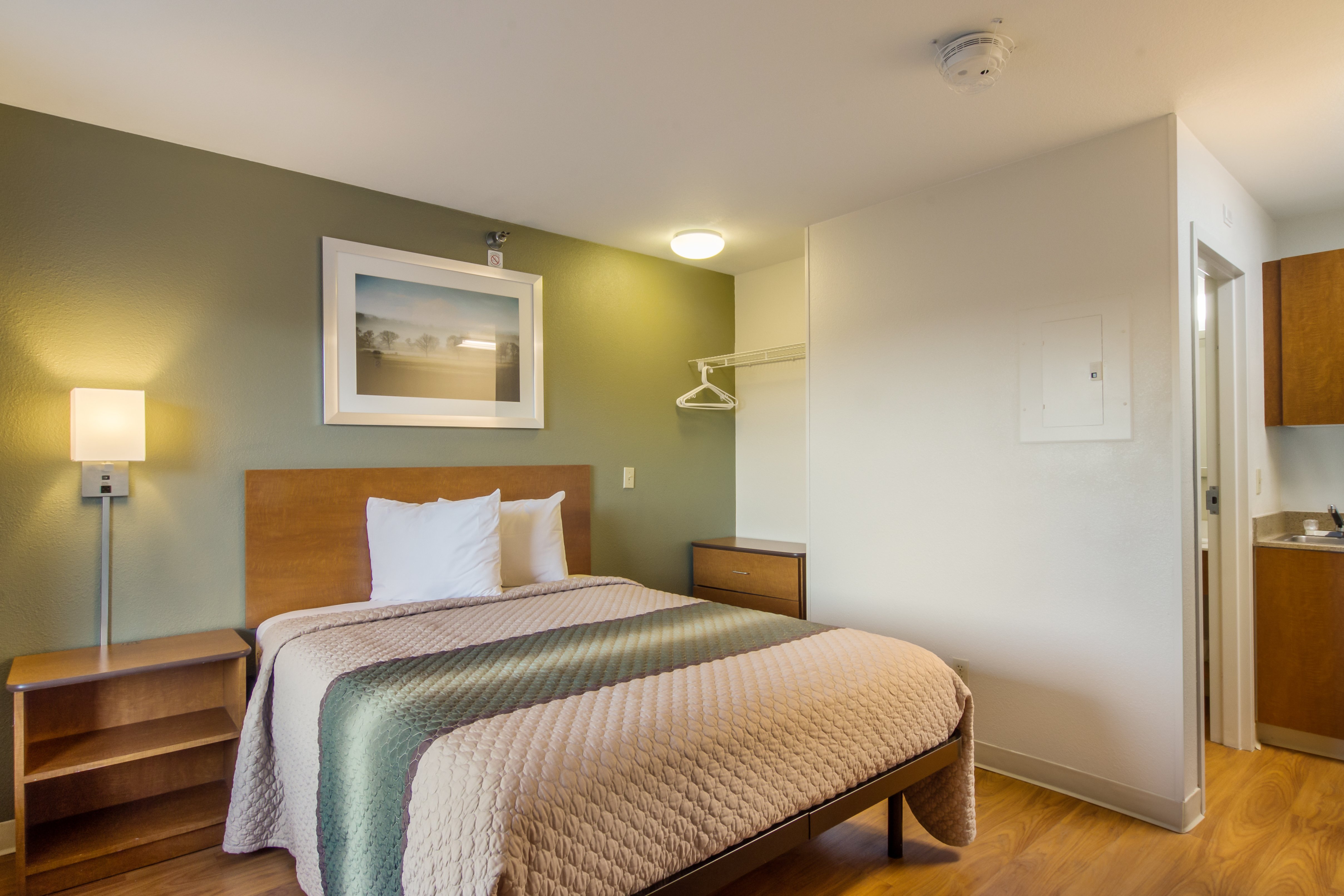 STUDIO, QUEEN BED