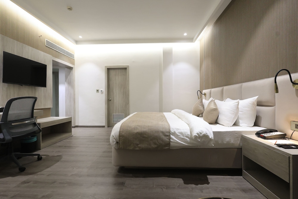 Smart, King Bed, Hotel Swarn Towers 3/9