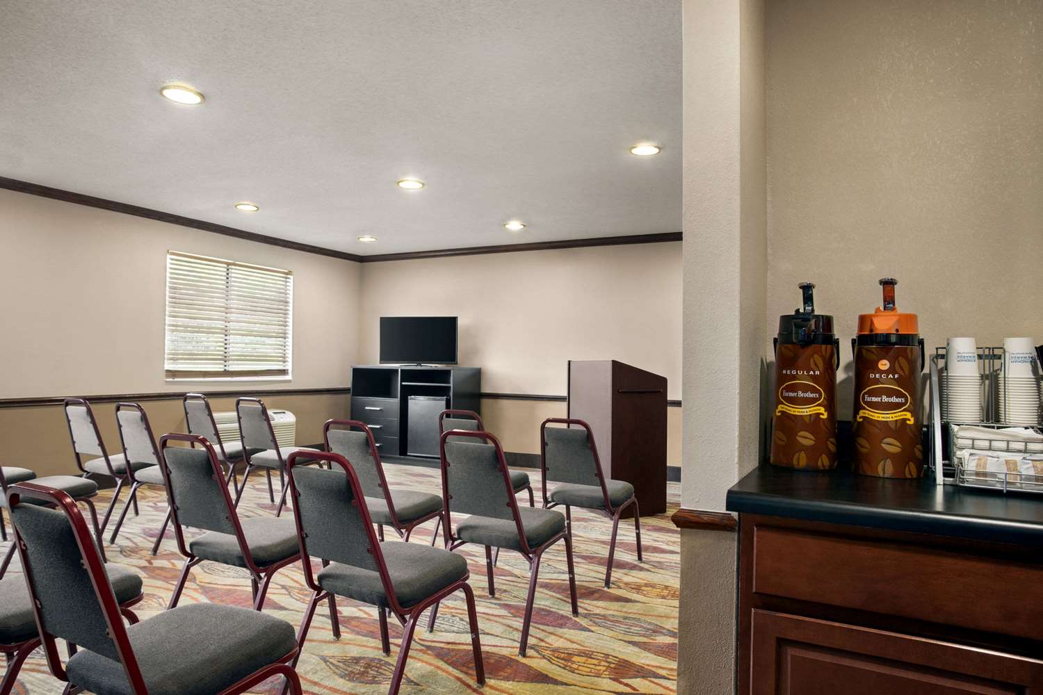 Super 8 by Wyndham Clinton 17/23